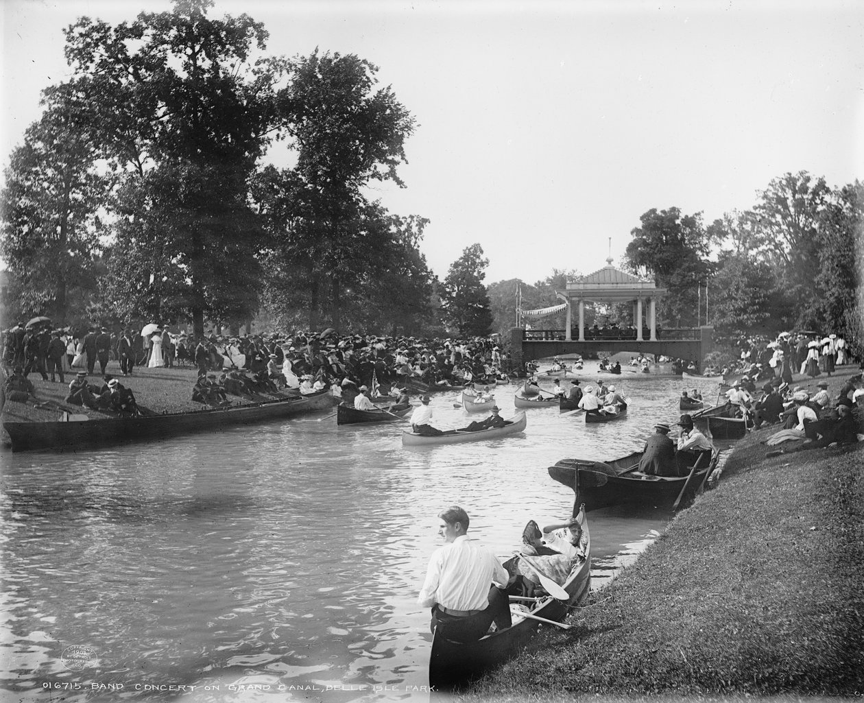 حفلة موسيقية على القناة الكبرى ، Belle Isle Park ، 1903-20 بواسطة شركة ديترويت للنشر