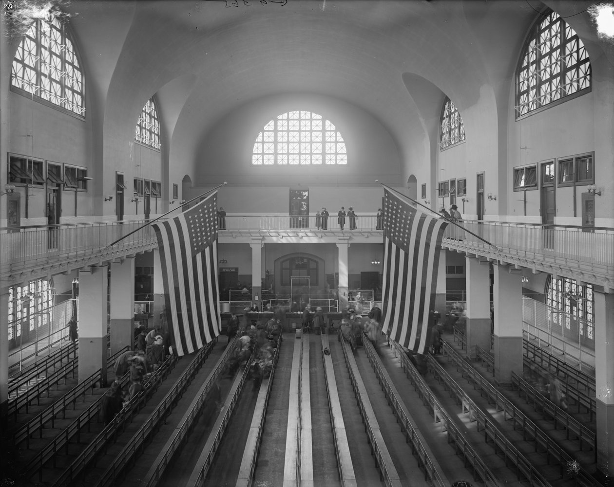 Inspection Room, Ellis Island, New York City, c.1910 (b/w photo) بواسطة شركة ديترويت للنشر