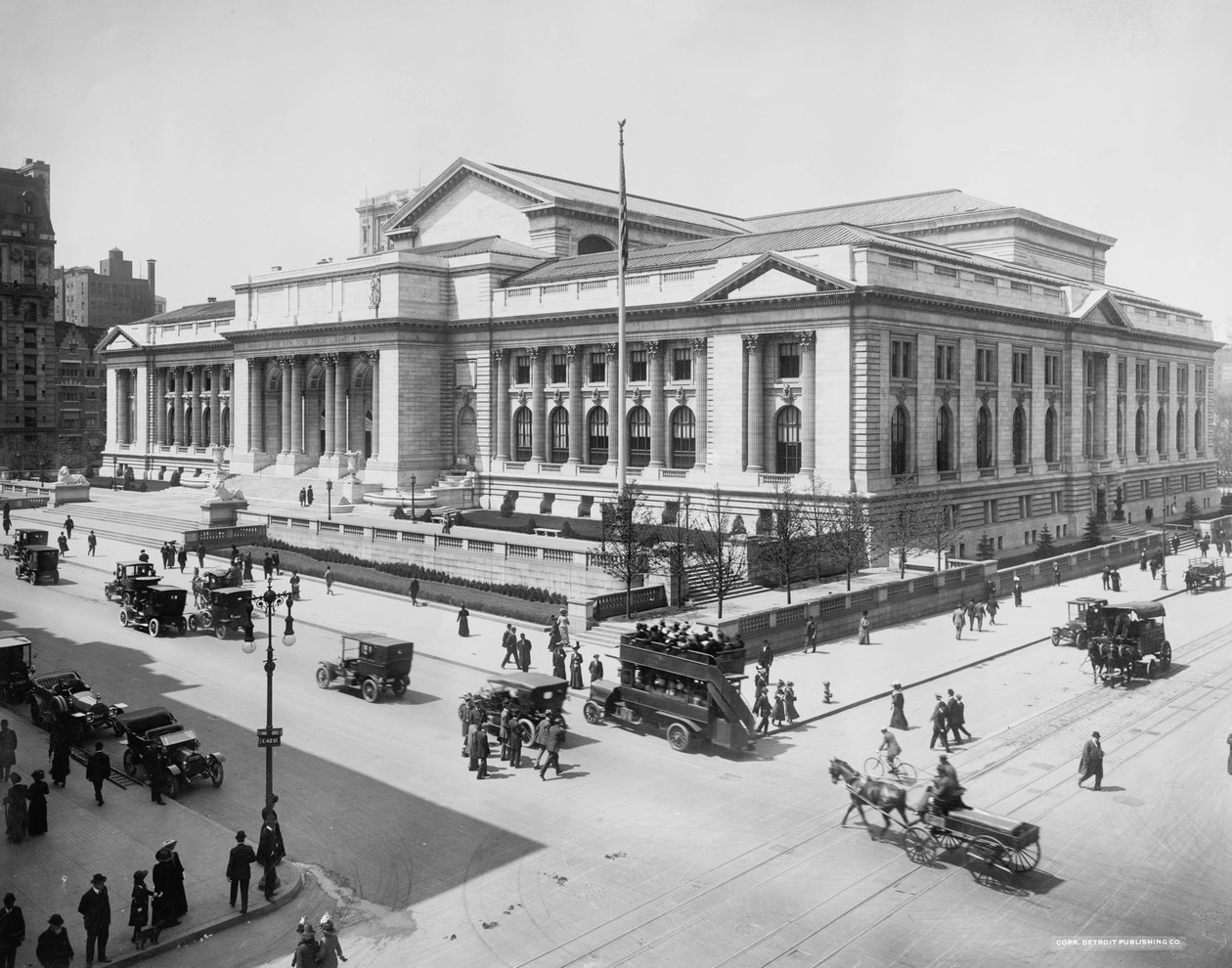مبنى المكتبة العامة في نيويورك ، 1911-20 (b / w photo) بواسطة شركة ديترويت للنشر