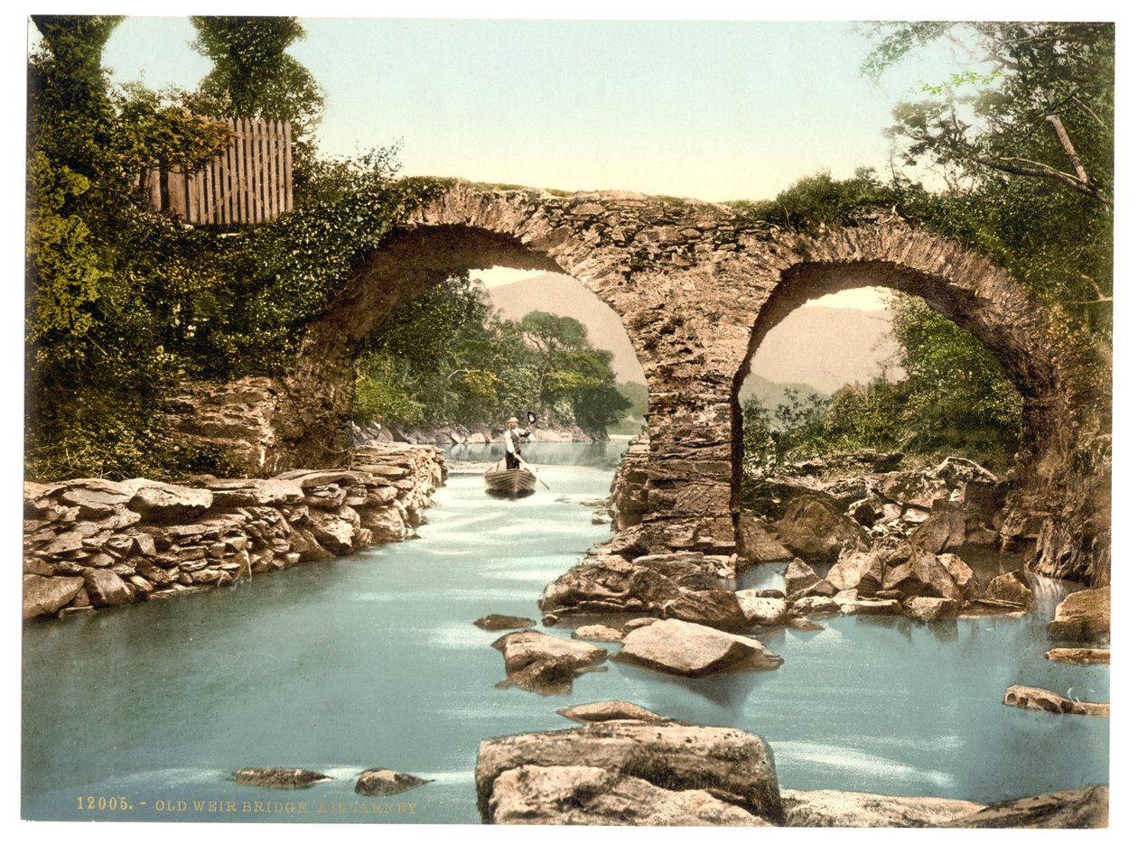 جسر وير القديم. كيلارني ، مقاطعة كيري ، أيرلندا ، c1890-1900 (فوتشروم) بواسطة شركة ديترويت للنشر