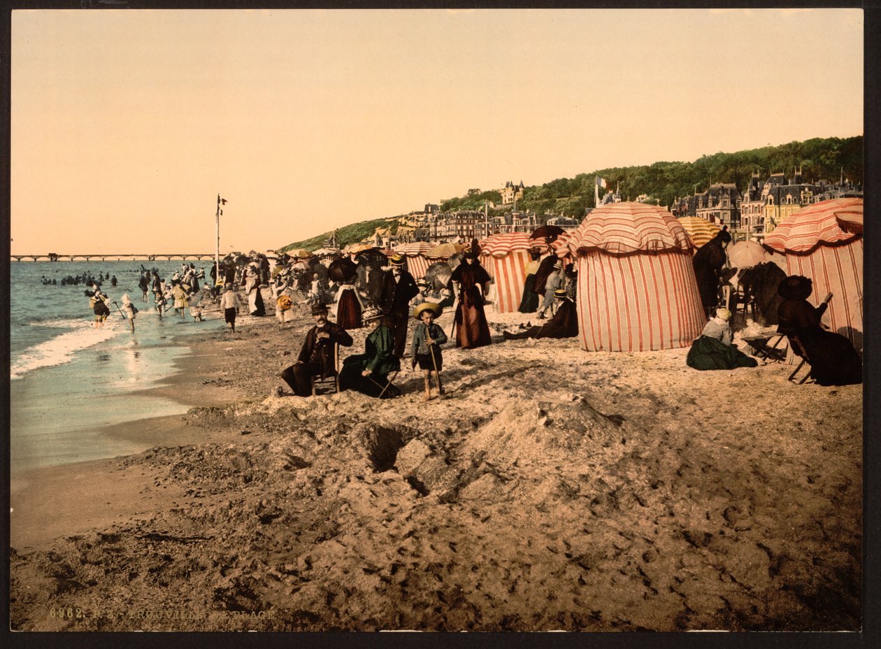 الشاطئ في وقت الاستحمام ، تروفيل سور مير ، فرنسا ، حوالي 1905 (صورة ملونة) بواسطة شركة ديترويت للنشر