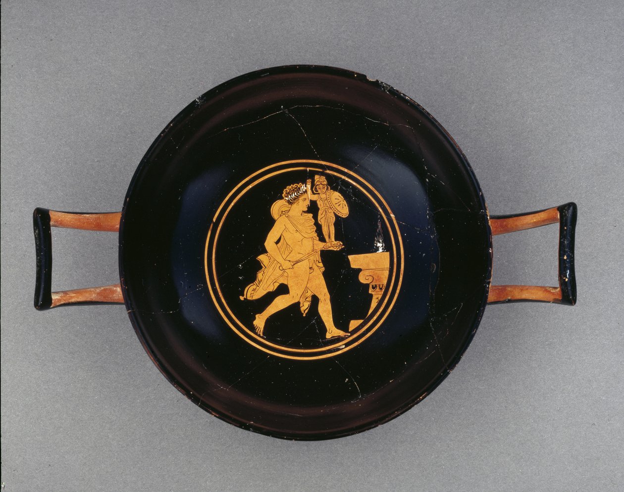 فنجان من العلية باللون الأحمر ، يصور Diomedes سرقة البلاديوم السحري ، تمثال Pallas Athena ، من بوليا ، أواخر القرن الخامس قبل الميلاد (الفخار) بواسطة رسام ديوميد