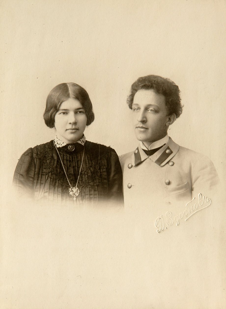 صورة للشاعر ألكسندر (ألكسندر) ألكسندروفيتش بلوك (1880-1921) مع زوجته. تصوير الجيلاتين الفضي لديمتري سبيريدونوفيتش زدوبنوف (نهاية القرن التاسع عشر) بواسطة دميتري سبيريدونوفيتش زدوبنوف