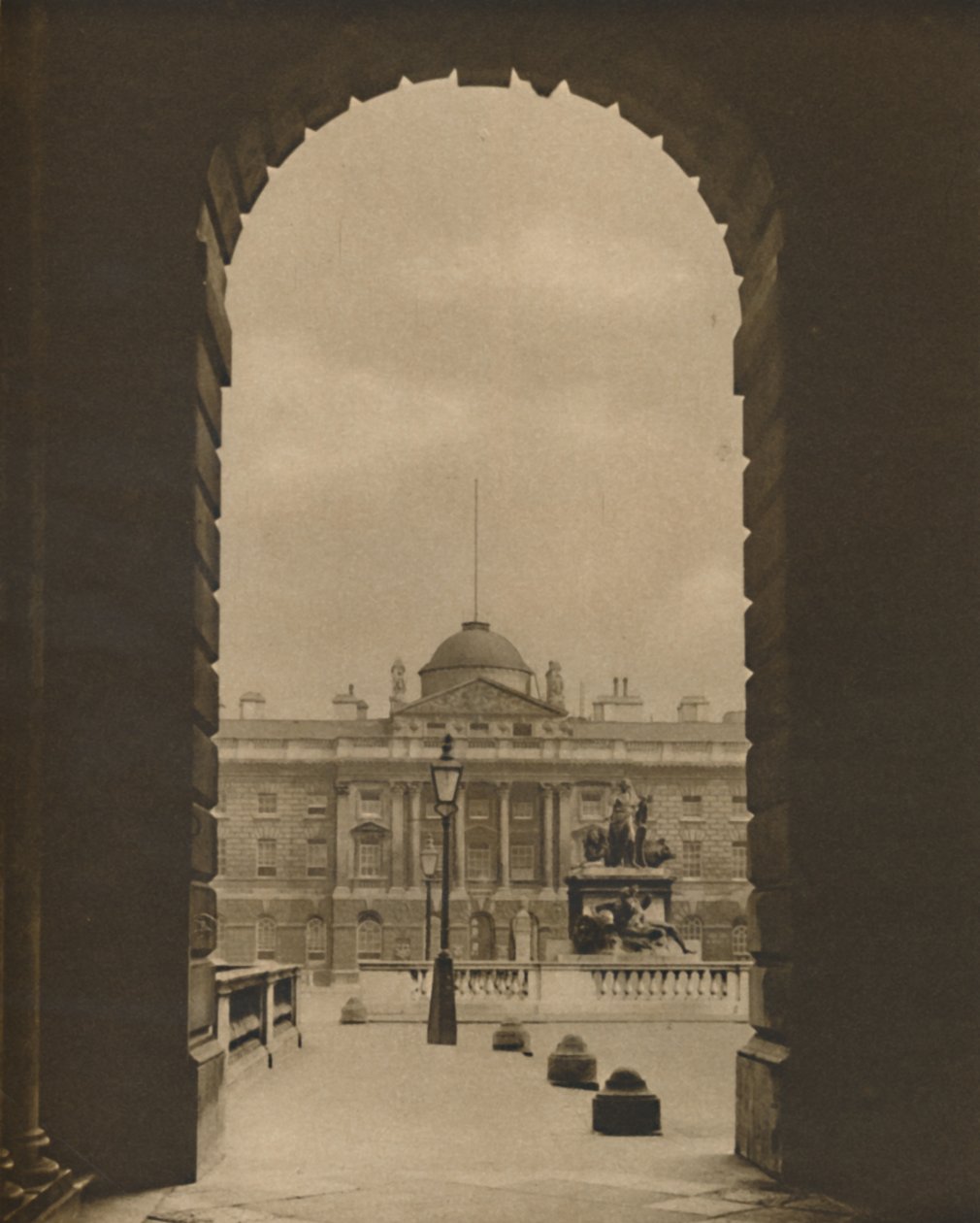 منظر عابر لمنزل سومرست من ستراند ، c1935. بواسطة دونالد ماكليش