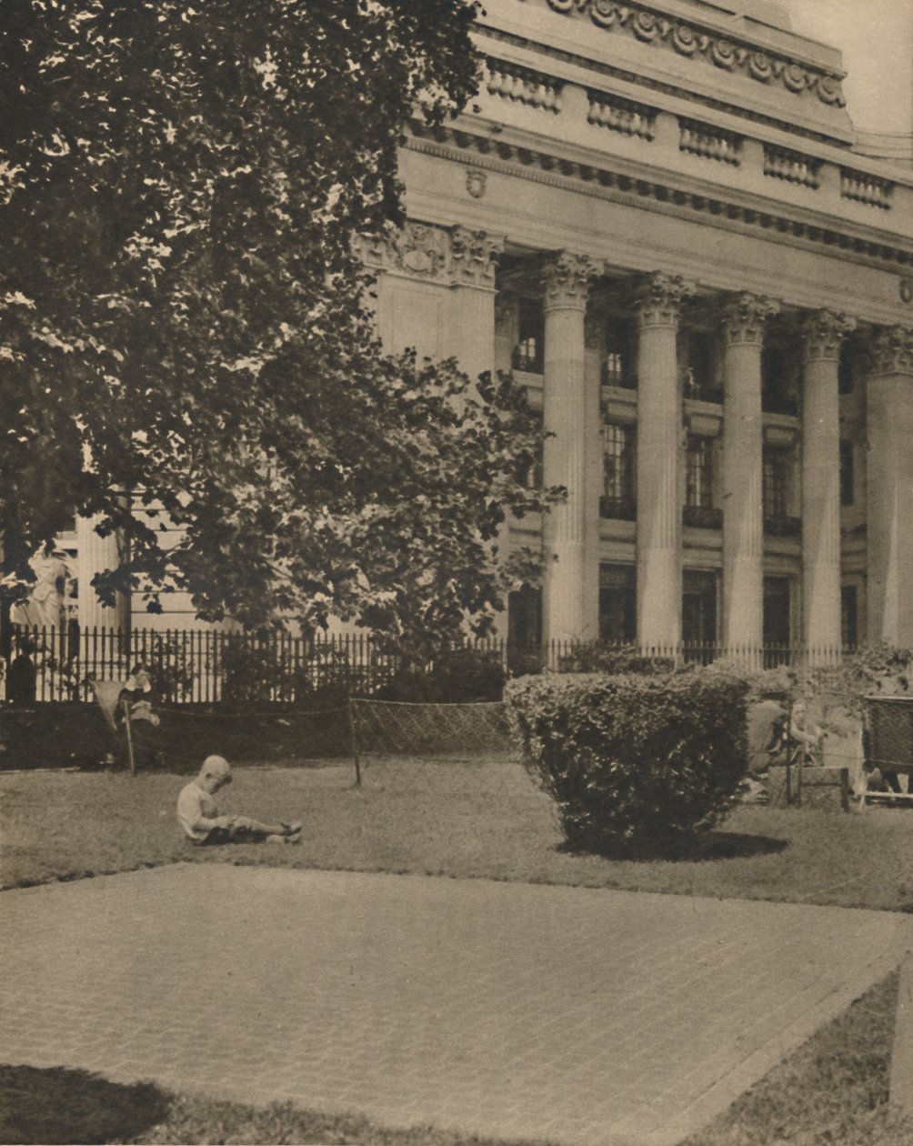 أطفال يلعبون في مكان ما عندما كان الدم يقطر الدم ، c1935. بواسطة دونالد ماكليش