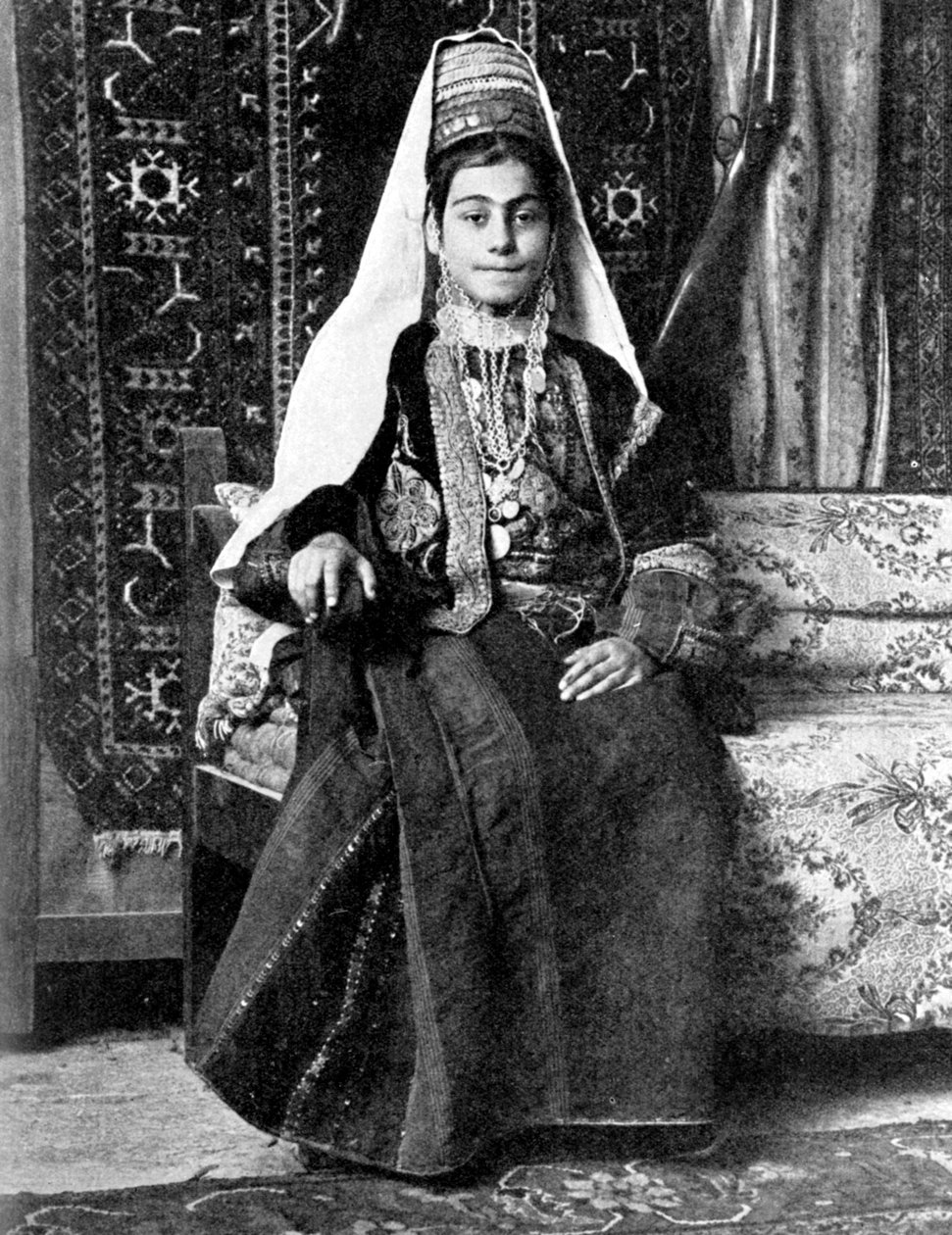 امرأة مسيحية في فستان الزفاف ، فلسطين ، 1936. بواسطة دونالد ماكليش
