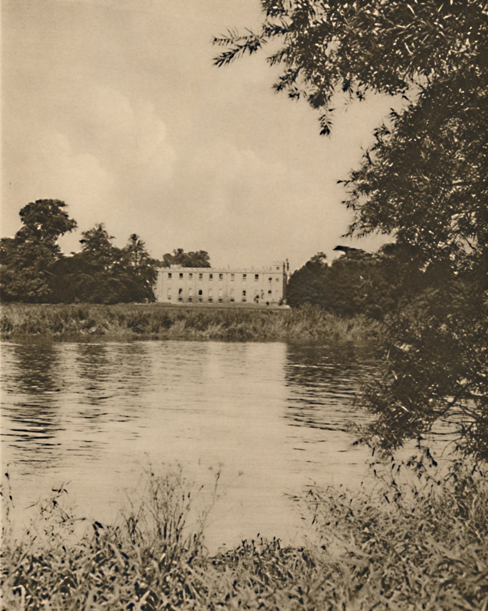 Fair Thames يغسل Reedy Banks بواسطة Syon House ، c1935. بواسطة دونالد ماكليش