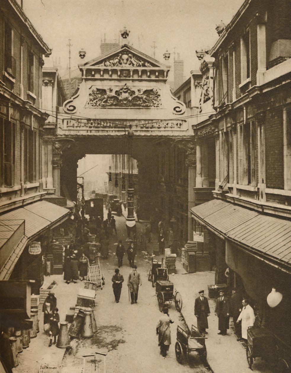 مدخل شارع Gracechurch إلى سوق Leadenhall - غرفة مقاصة المدينة للدواجن ، c1935. بواسطة دونالد ماكليش