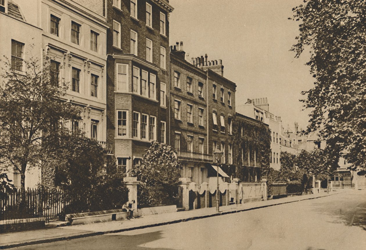 ساحة كنسينغتون التي لا تزال تحافظ على سلام قرنين ، c1935. بواسطة دونالد ماكليش