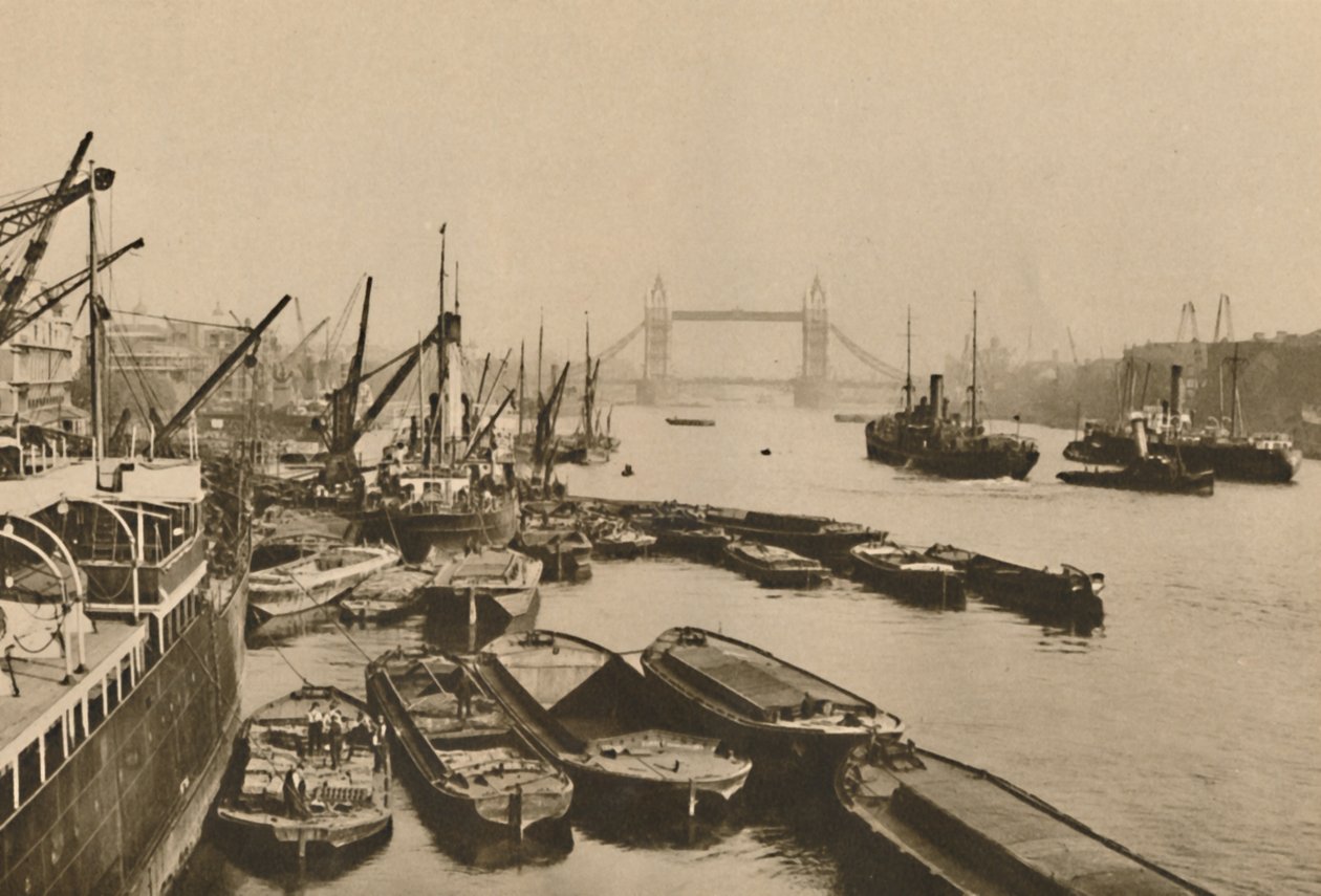 الشحن في بركة لندن: A Vista من London Bridge إلى Tower Bridge ، c1935. بواسطة دونالد ماكليش
