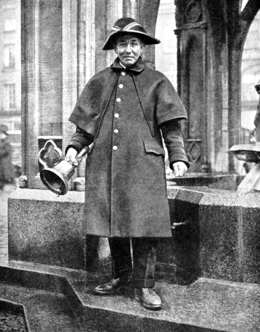 Town crier ، كامبريدج ، إنجلترا ، 1936 بواسطة دونالد ماكليش