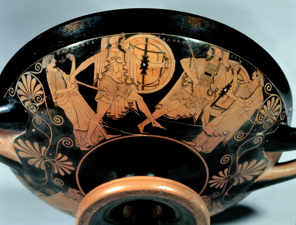 Menelaos ، يرافقه أفروديت ، يلاحق باريس الذي يركض نحو Artemis ، التفاصيل من الخارج من كأس العلية الحمراء (كأس Douris) ، الذي صنعه Kalliades ، c.490 قبل الميلاد (الفخار) (انظر أيضًا 85700 ، بواسطة دوريس