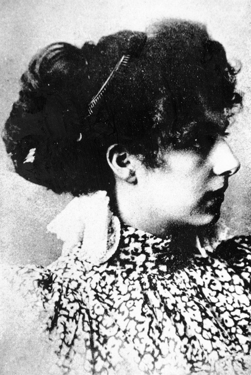 Mata Hari as a young girl (b/w photo) بواسطة مصور هولندي