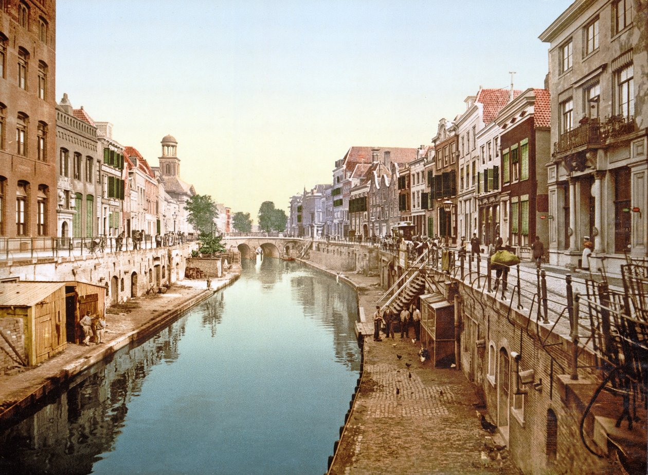 منظر يطل على Oudegracht في أوتريخت ، 1890-1900 بواسطة مصور هولندي