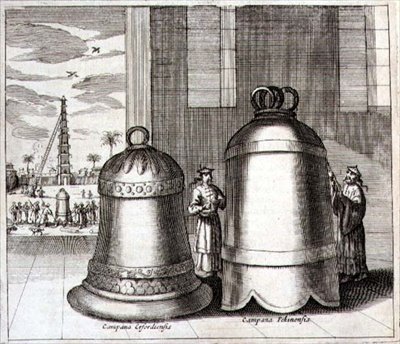 الأجراس العظيمة لإرفورت وبكين ، من "رسوم الصين المصورة" لأثناسيوس كيرشر (1601-80) 1667 (نقش) بواسطة المدرسة الهولندية