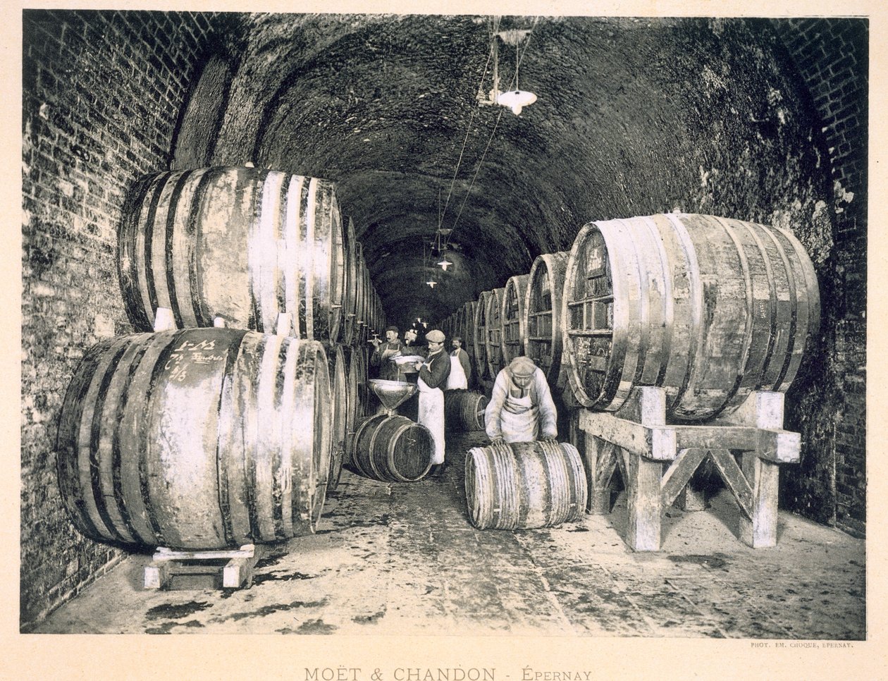 سكب النبيذ في البراميل من حانة Le France Vinicole. بواسطة Moet und Chandon ، Epernay (فوتوليثو) بواسطة EM Choque