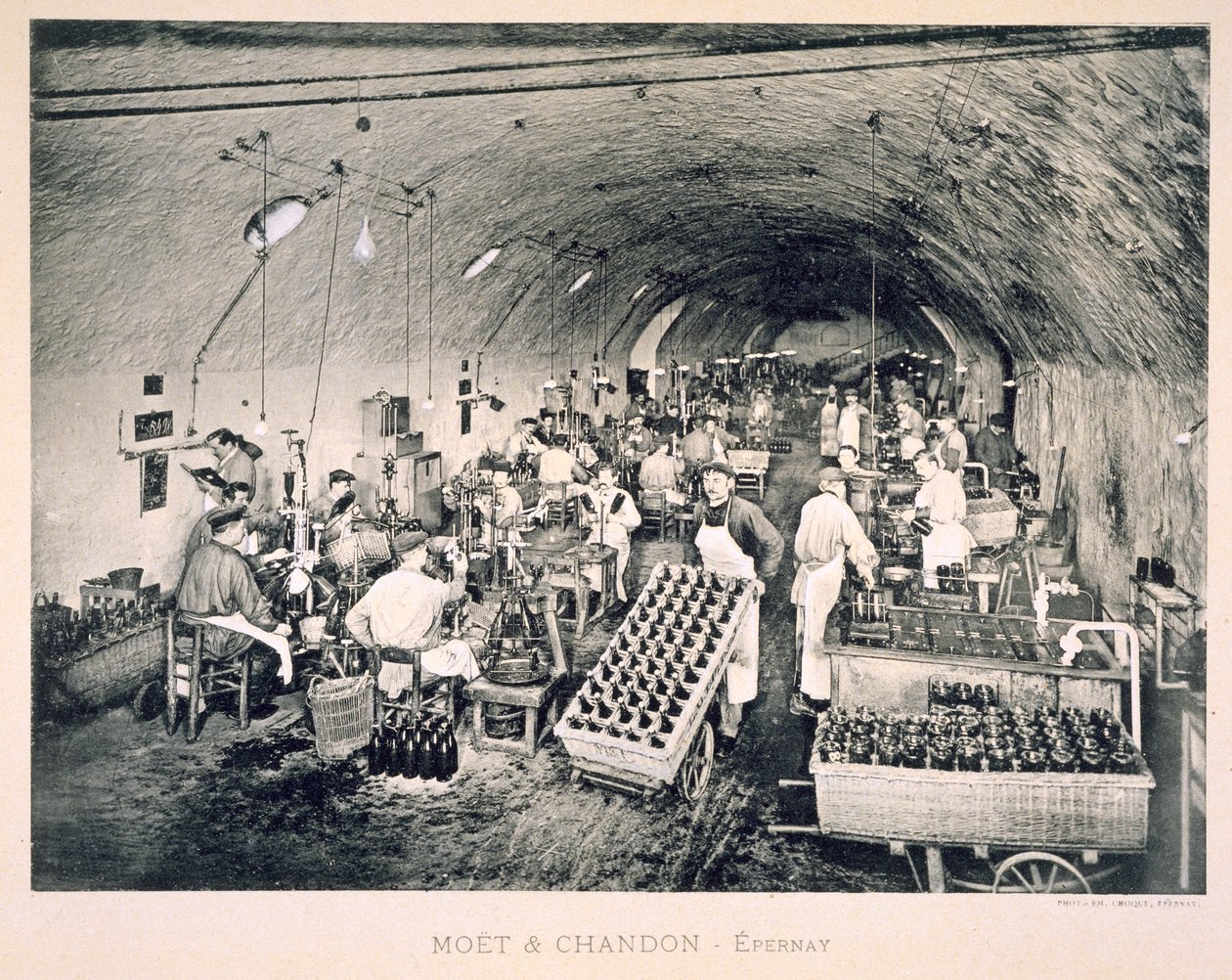 ختم الشمبانيا المعبأة في زجاجات من حانة Le France Vinicole. بواسطة Moet und Chandon ، Epernay (فوتوليثو) بواسطة EM Choque