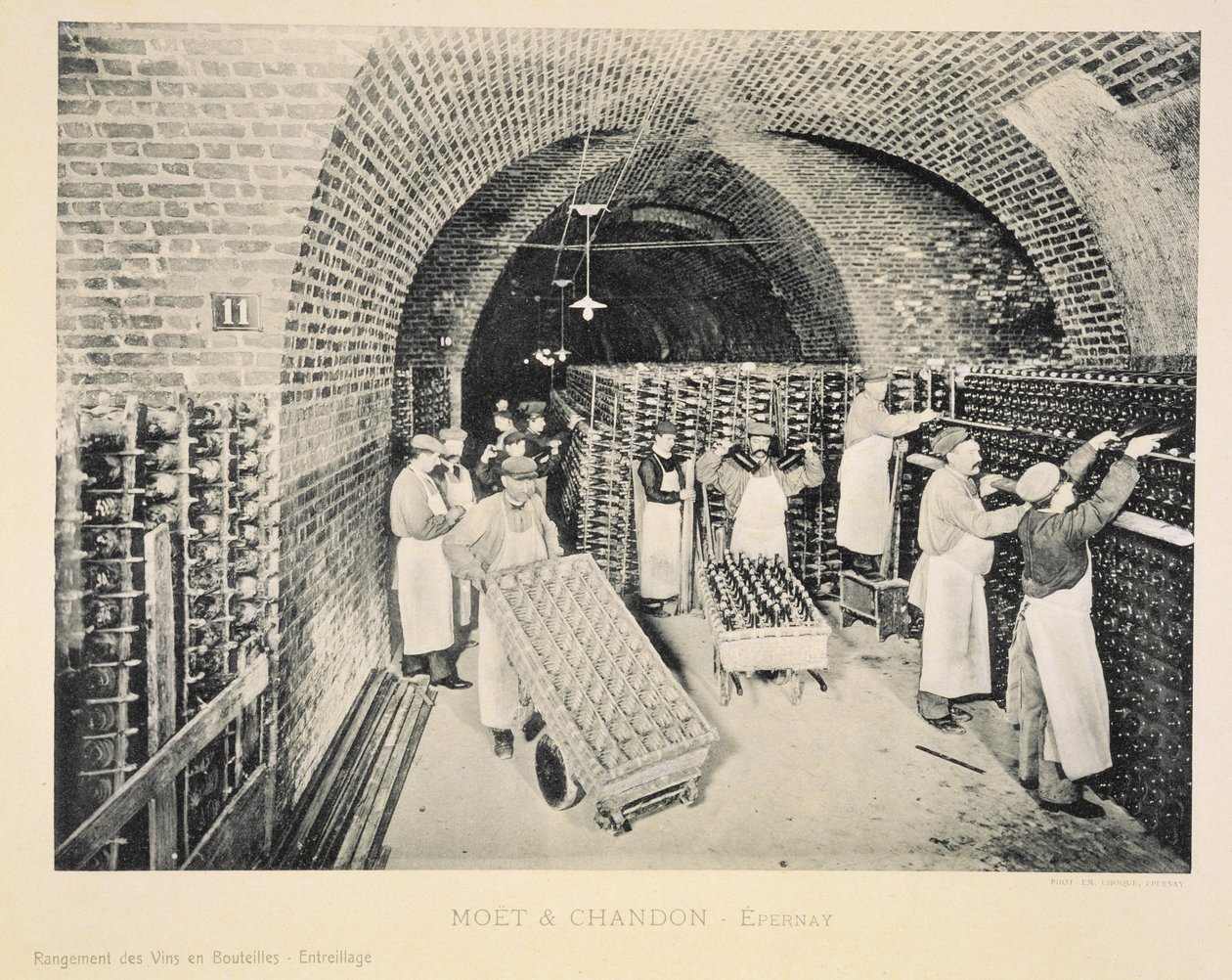 تخزين النبيذ في زجاجات في رف ، من "La France Vinicole" ، نشره Moet und Chandon، Epernay (فوتوليثو) بواسطة EM Choque