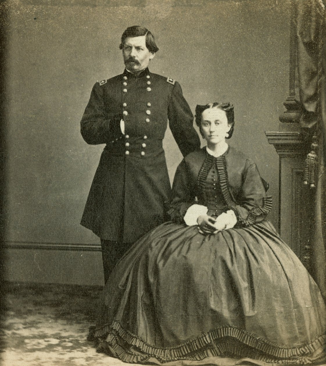 اللواء جورج ب.ماكليلان وزوجته ، نشرته مناظر أنتوني المجسمة ، c.1861-65 بواسطة إي أنتوني