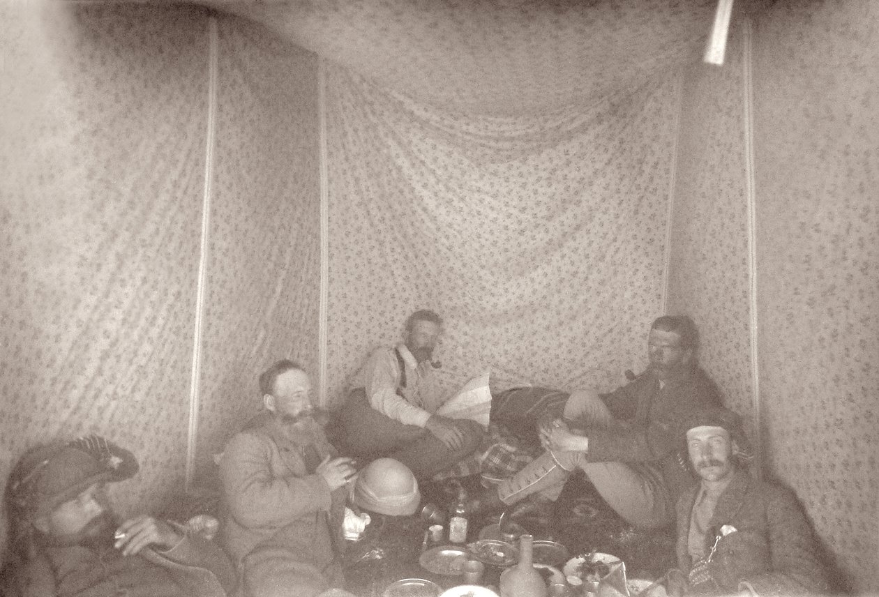 أعضاء بعثة مسح عربة في خيمتهم 1883 بواسطة جوردون هال