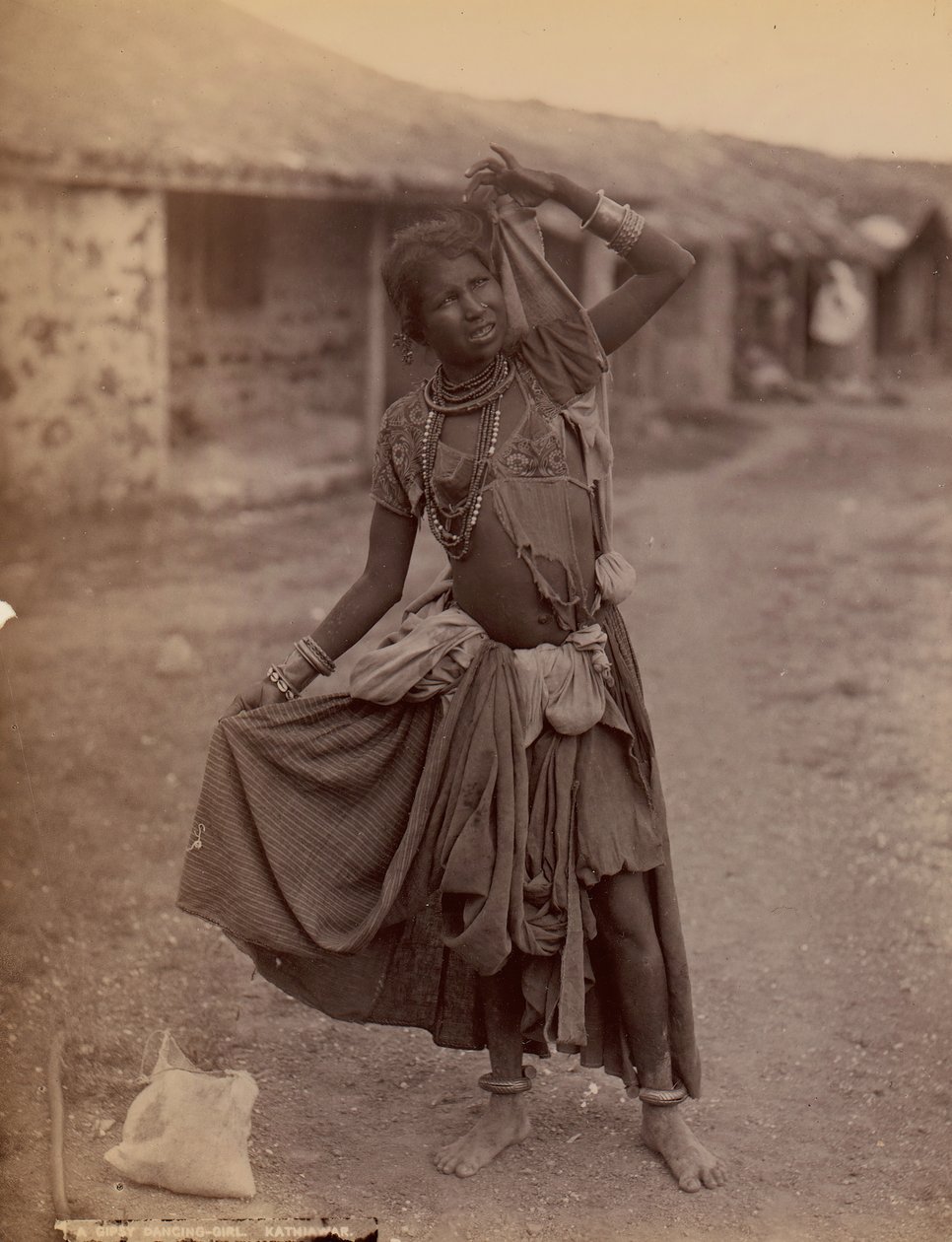 [فتاة رقص غجرية ، كاثياوار] ، كاليفورنيا. 1915. بواسطة E. التورين