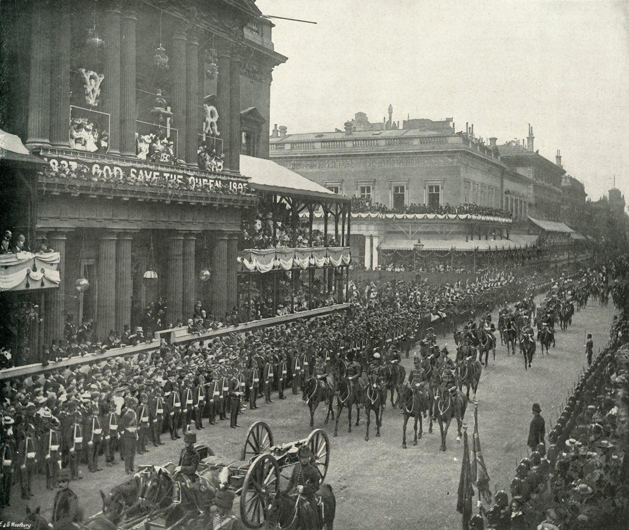 الموكب الملكي: Aides-De-Camp Passing the United Service Club ، c1897 بواسطة E. and S. Woodbury