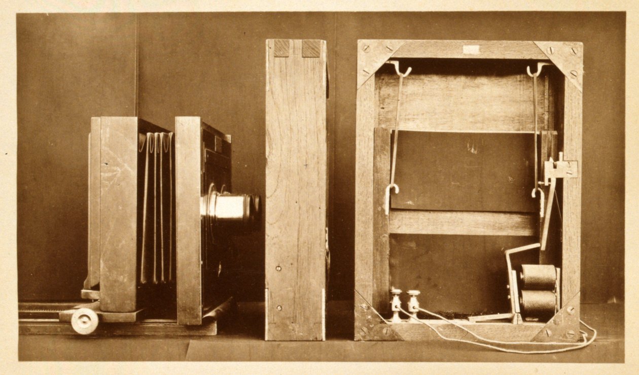 الكاميرا والجزء الخلفي من الغالق الكهربائي الذي استخدمه Eadweard Muybridge لتصوير سلسلته "حركة الحيوانات" ، c.1881 بواسطة ايدويرد مويبريدج
