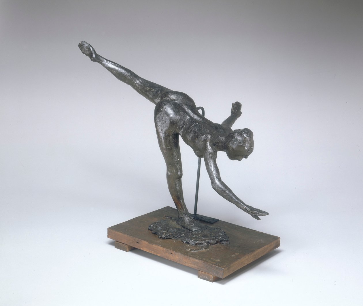 جراند أرابيسك ، المرة الثالثة (First Arabesque Penchee) c.1885-1890 (bownhe-bown and black plastiline) بواسطة إدغار ديغا