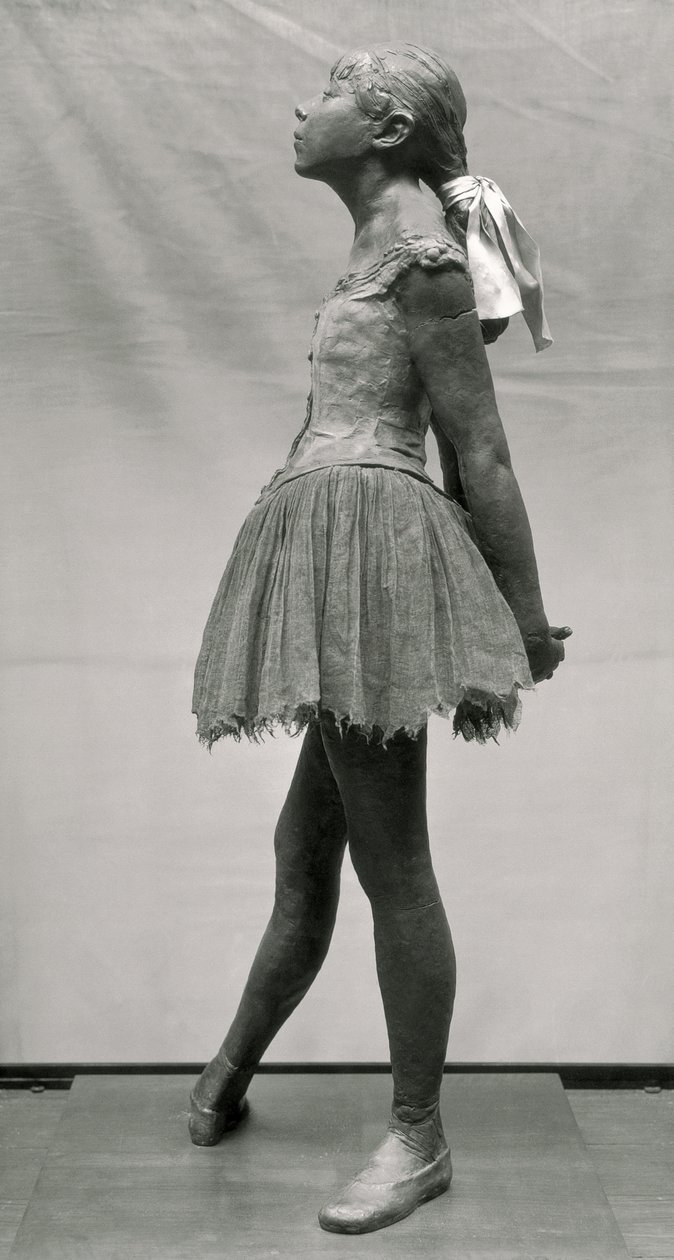 Little Dancer ، البالغ من العمر 14 عامًا (برونز متعدد الألوان ، موسلين ، صقيل وقاعدة خشبية) (انظر أيضًا 100777 و 100778) بواسطة إدغار ديغا