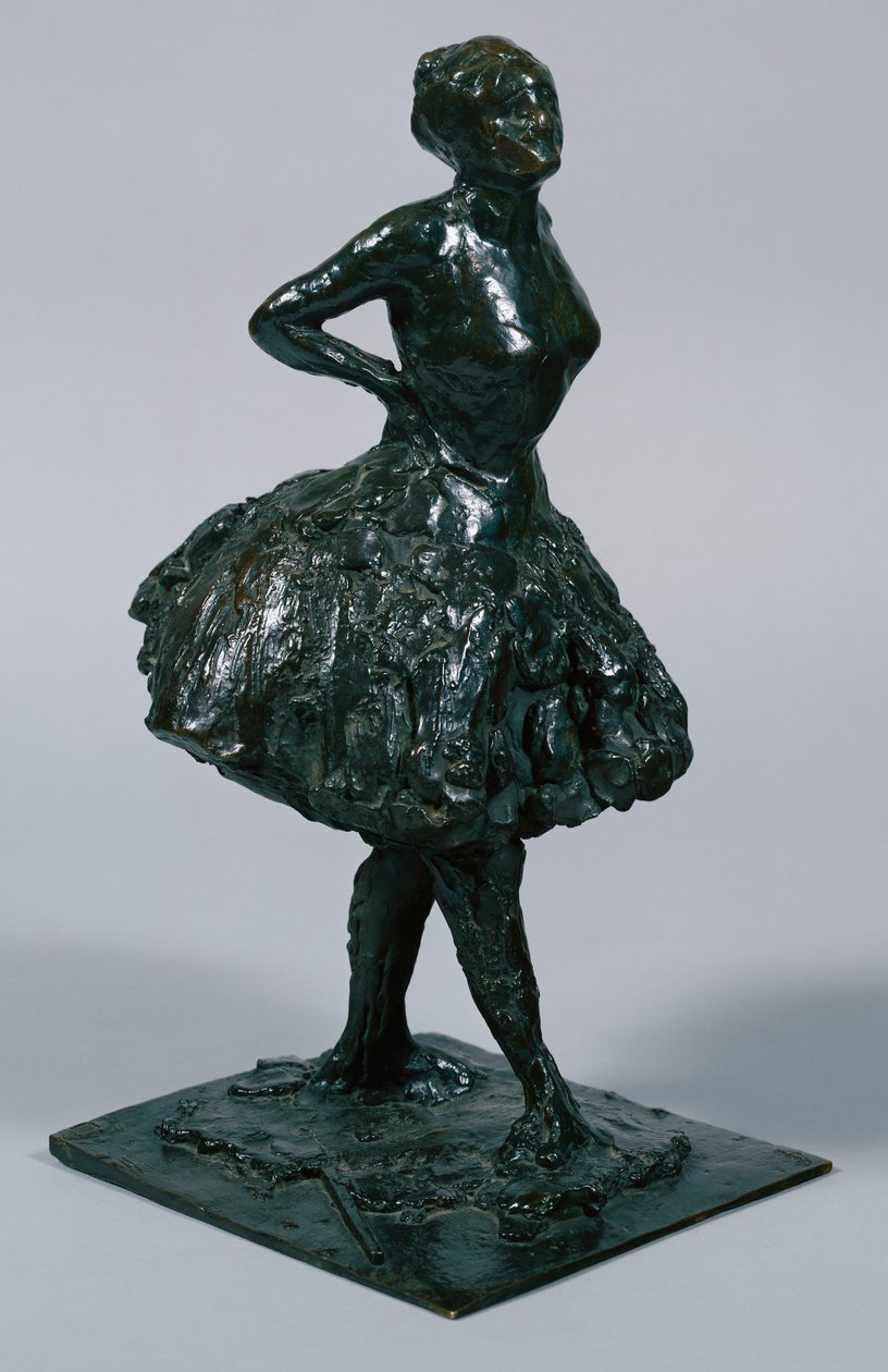 راقصة في فستان غير رسمي ، يديها على وركها ، ساقها اليمنى إلى الأمام ، يلقي c1919-21 بواسطة إدغار ديغا