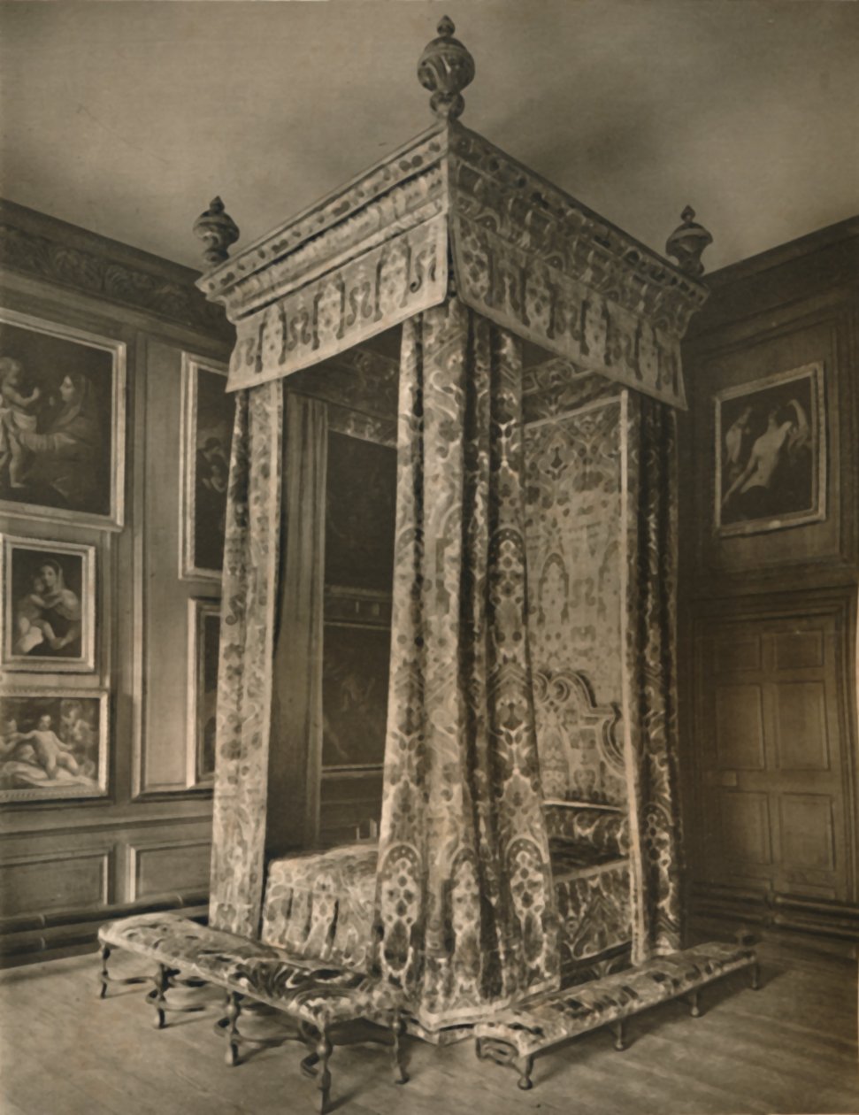 'Queen Anne's State Bedstead in Crimson and Gold Figured Velvet' ، 1927 بواسطة إدوارد إف سترينج