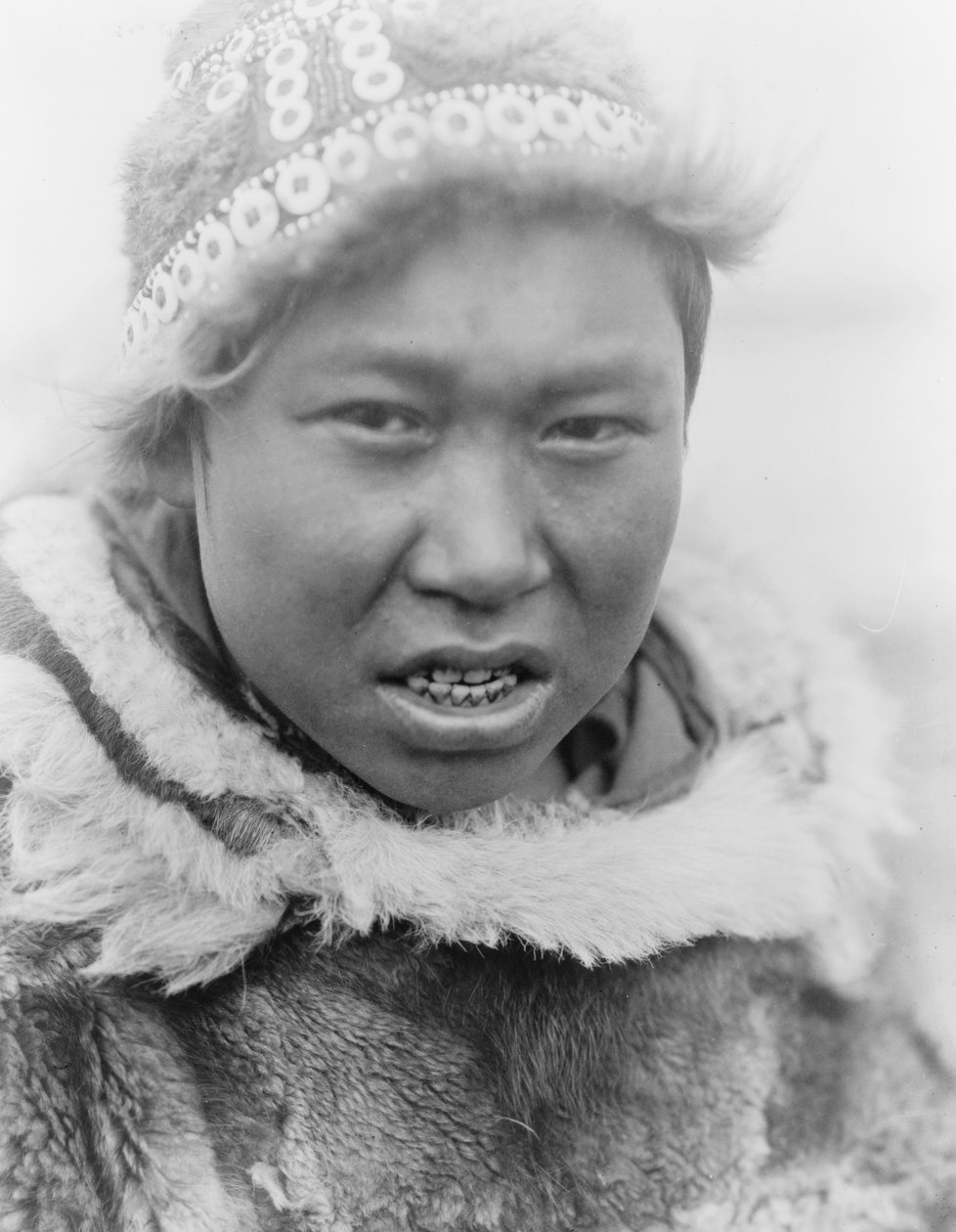 شاب من الإسكيمو من خليج هوبر ، ألاسكا ، حوالي عام 1929 (صورة بالأبيض والأسود) بواسطة إدوارد شريف كيرتس