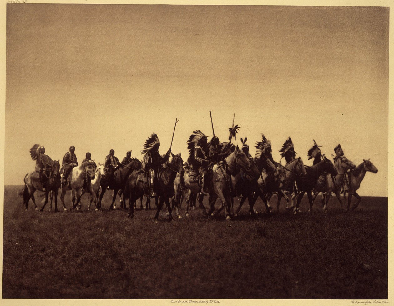 حزب حرب بريت. تقوم فرقة من Sioux Brules بإعادة غارة ضد العدو. الصورة مأخوذة من المجلد الثالث من موسوعة إدوارد س. كيرتس (1868-1952) عن هنود أمريكا الشمالية، مع مقدمة كتبها ثيودور روزفلت. بين عامي 1907 و1930، تم نشر 20 مجلدًا بواسطة إدوارد شريف كيرتس