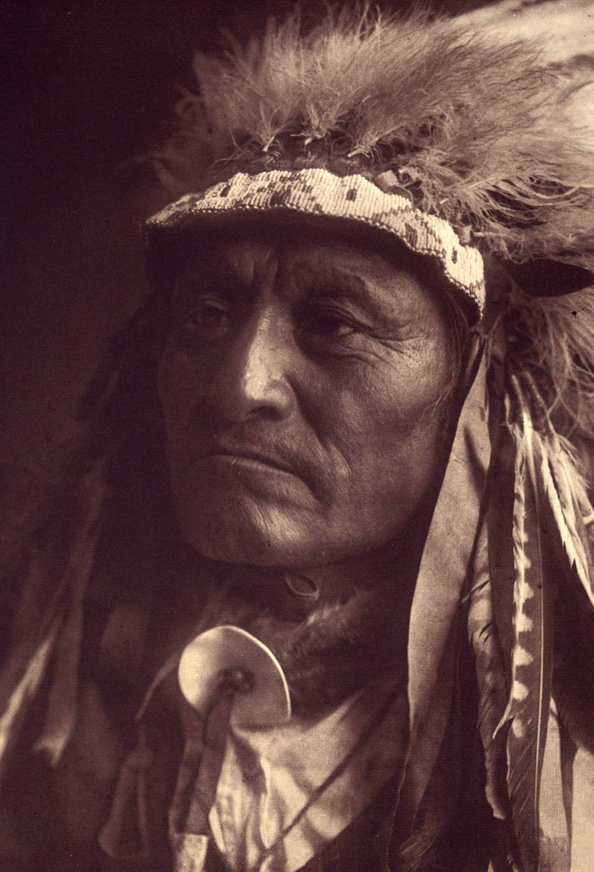 Crazy Thunder ، a Sioux Teton (Oglala or Ogalala) صورة من المجلد 3 من موسوعة إدوارد س. كورتيس (1868-1952) عن هنود أمريكا الشمالية ، مع مقدمة بقلم ثيودور روزفلت. تم نشر 20 مجلدا بين عامي 1907 و 1930. بواسطة إدوارد شريف كيرتس