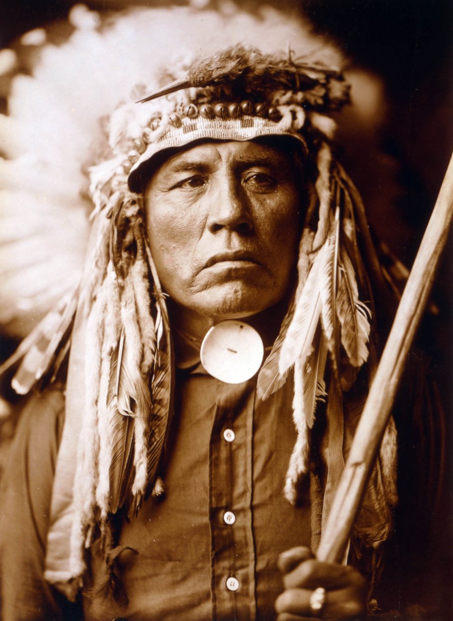 كيرلي ، رجل Apsaroke ، يرتدي غطاء الرأس ، c. 1905 ، الصورة إدوارد س كيرتس بواسطة إدوارد شريف كيرتس