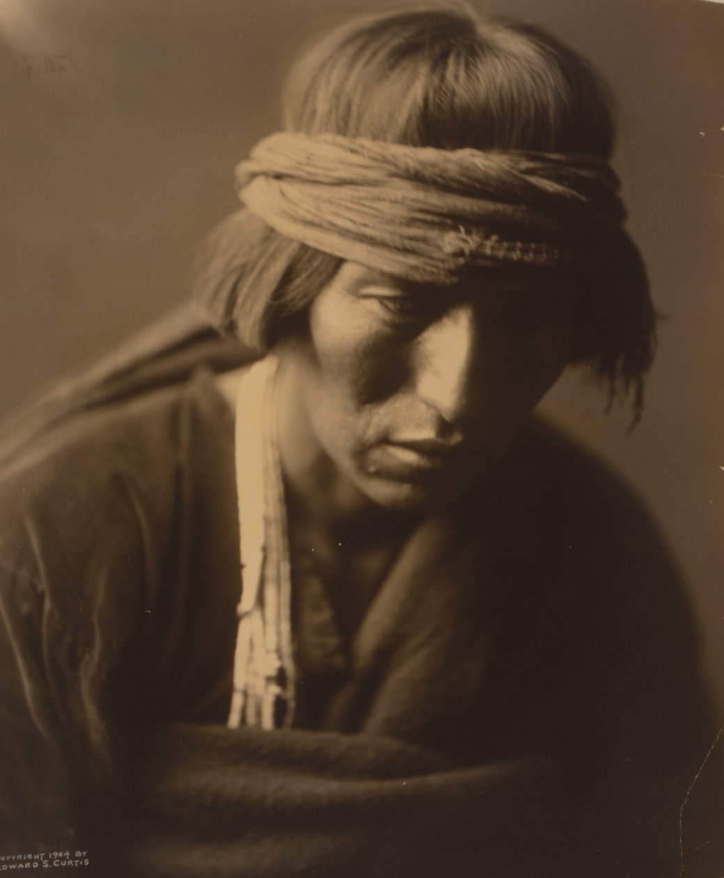 هاستوبيغا، رجل طب نافاهو 1904 (صورة) بواسطة إدوارد شريف كيرتس