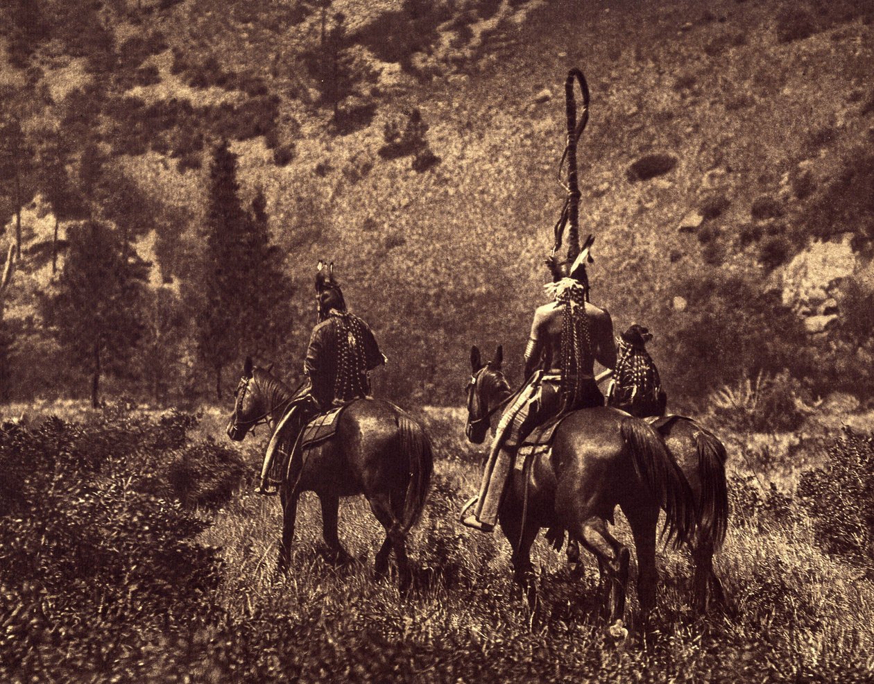 في Black Canon. لطالما أحب أبساروكي ، دون أن يكونوا سكانًا حصريين للجبال ، التلال ، مفضلين المروج الرتيبة ... ظل الغابات والأنهار الصافية. توضح الصورة عادة ارتداء عصابة رأس خلف الرأس أو هان بواسطة إدوارد شريف كيرتس