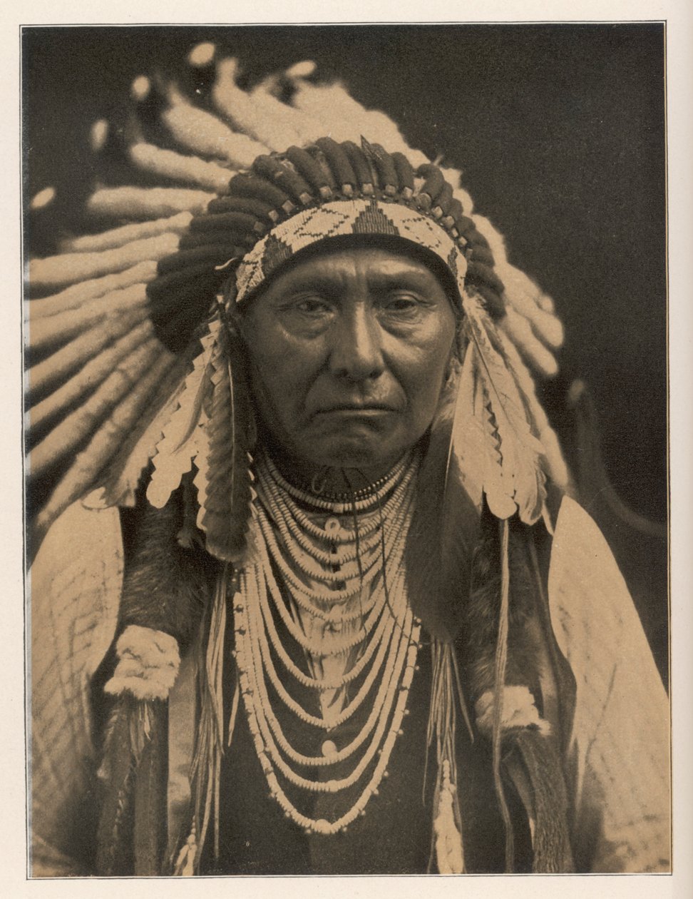 زعيم الأمريكيين الأصليين من Nez Perces. تاريخ: ؟ - 1904 المصدر: تصوير إي إس كورتيس في مجلة سكريبنر مارس 1905 ، الصفحة 272 بواسطة إدوارد شريف كيرتس