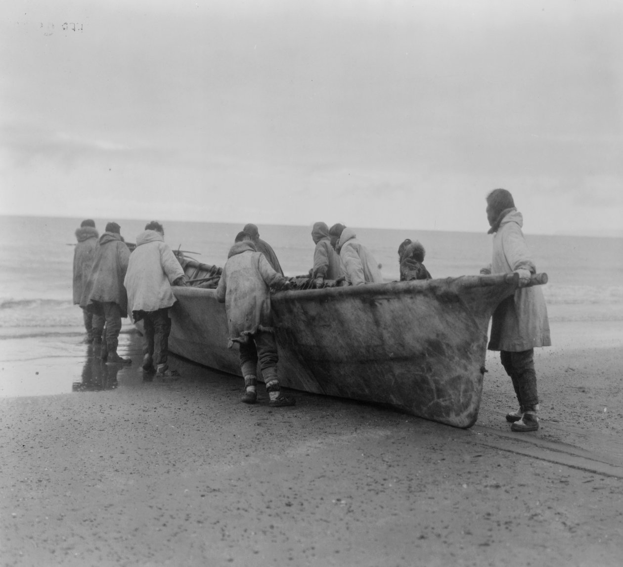 الأمريكيون الأصليون يطلقون قارب الحوت في كيب برينس أوف ويلز ، ألاسكا ، حوالي 1929 (صورة b / w) بواسطة إدوارد شريف كيرتس