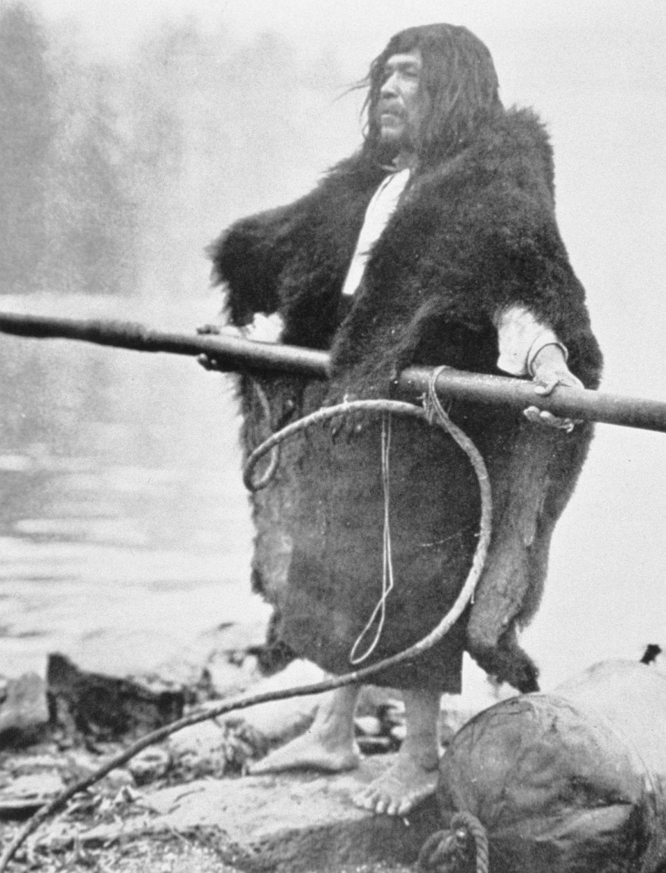 Nootka Indian with whaler harpoon ، c1900 (b / w photo) بواسطة إدوارد شريف كيرتس