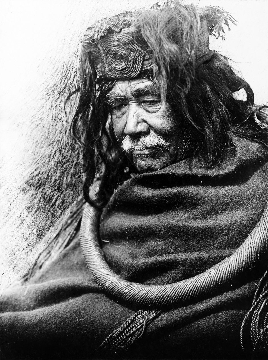 هاماتسا ، ناكوكتوك ج. عام 1910 ، صورة نصف الطول لرجل ناكوكتوك ، متجهاً إلى اليسار ، مرتدياً حلقة احتفالية من جذر الأرز. بواسطة إدوارد شريف كيرتس