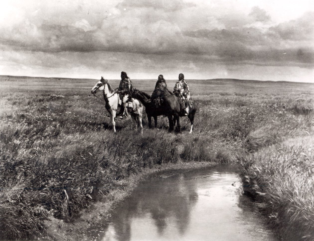 ثلاثة رؤساء هنود أمريكيين ، حوالي عام 1900 (حفر ضوئي) (صورة بالأبيض والأسود) بواسطة إدوارد شريف كيرتس