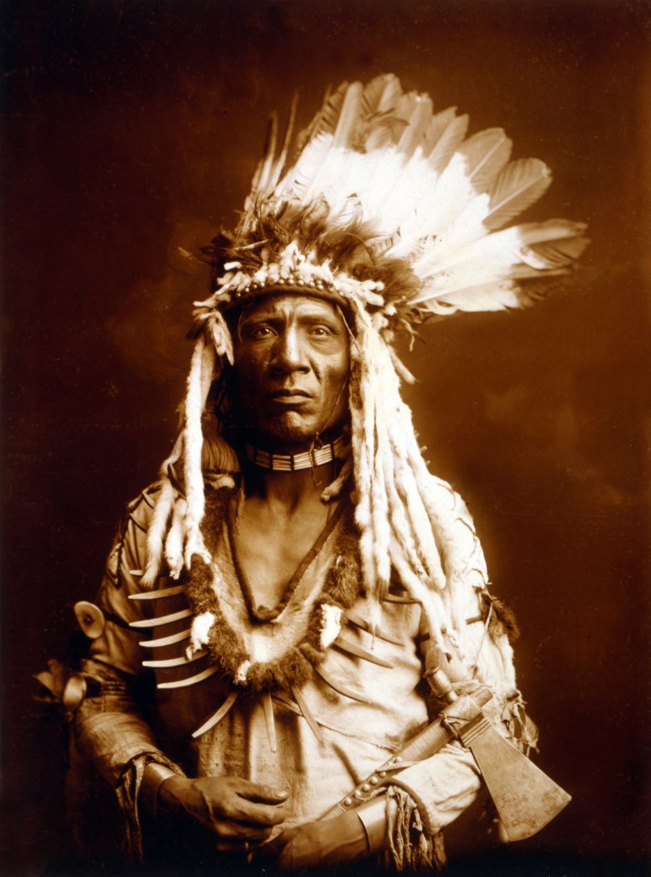 ذيل ابن عرس ، Piegan ، مع توماهوك ، ج. 1900 ، الصورة إدوارد س. كيرتس بواسطة إدوارد شريف كيرتس