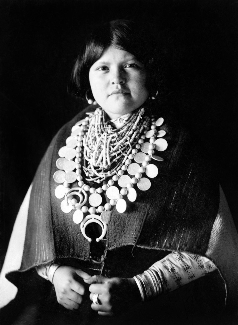 المرأة الهندية الشابة، الارتداء، زوني، الزخرفات، c. 1903 ، الصورة إدوارد س كيرتس بواسطة إدوارد شريف كيرتس