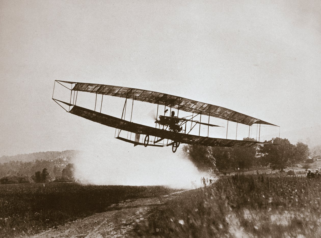 قام الطيار الأمريكي جلين كيرتس بأول رحلة أثقل من الهواء في فيلمه `` June Bug '' ، 1908 بواسطة إدوين ليفيك
