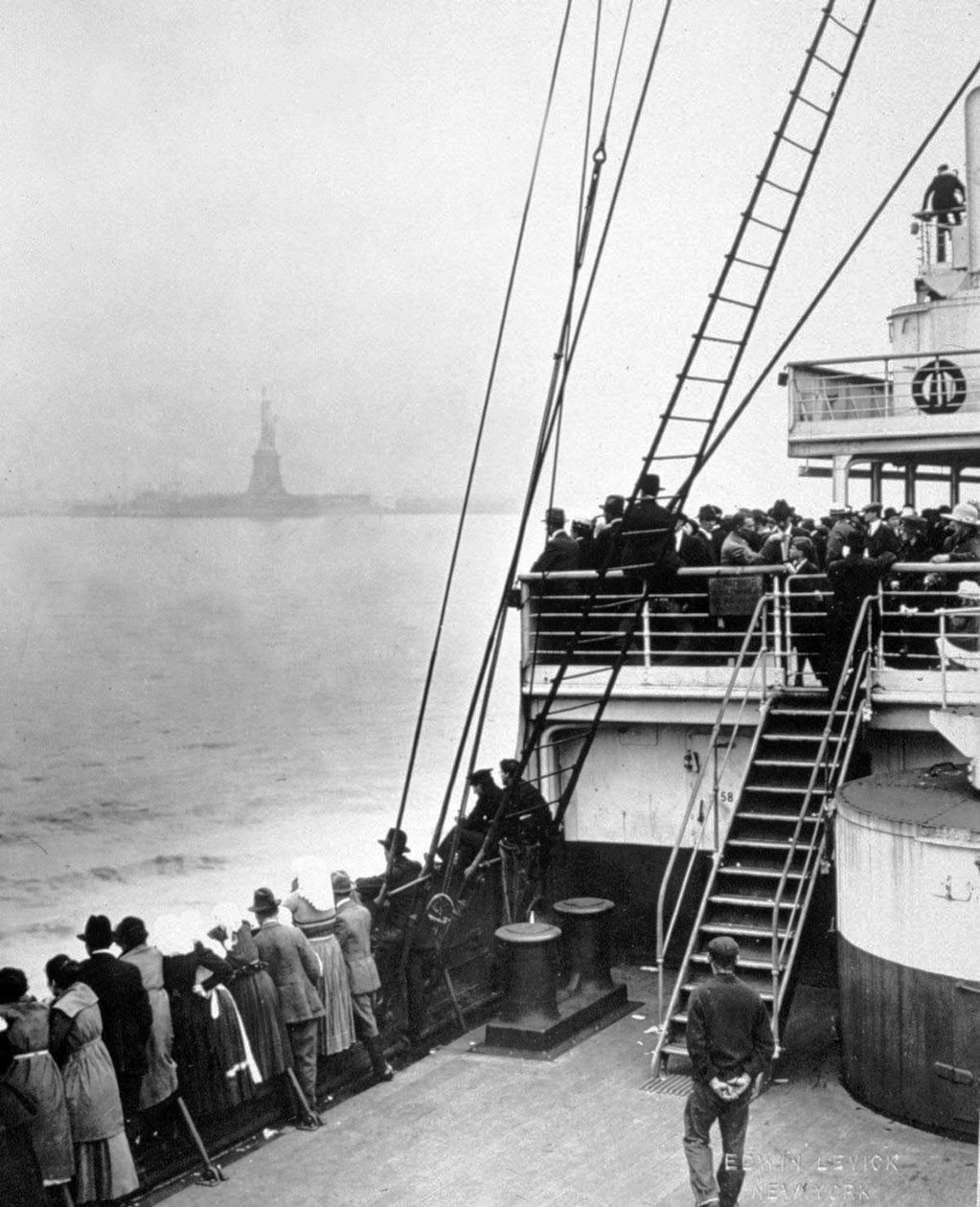 وصول المهاجرين إلى جزيرة إليس ، نيويورك ، تصوير إدوين ليفيك ، ج. 1905 بواسطة إدوين ليفيك
