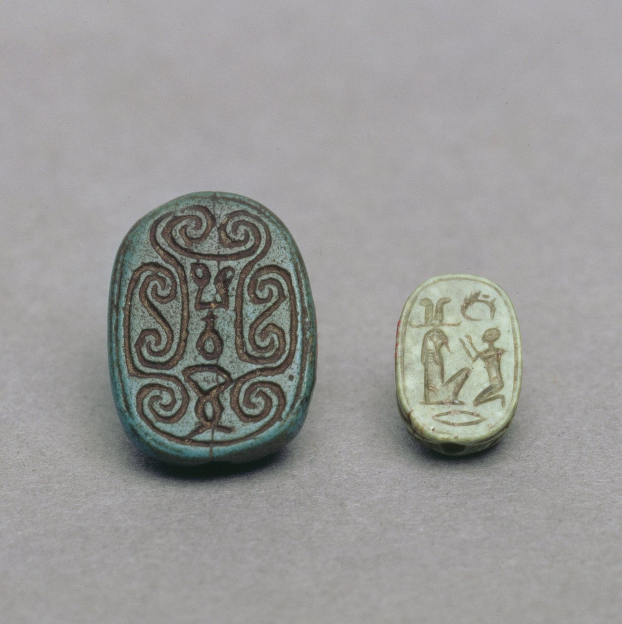 (LR) تميمة من الجعران المصري ، الفترة المتوسطة الثانية ، الأسرة من 13 إلى 17 ، حوالي 1650 قبل الميلاد ؛ تميمة الجعران الفلسبار الأخضر ، الفترة المتأخرة ، الأسرة السادسة والعشرون ، c.600 قبل الميلاد بواسطة مصري