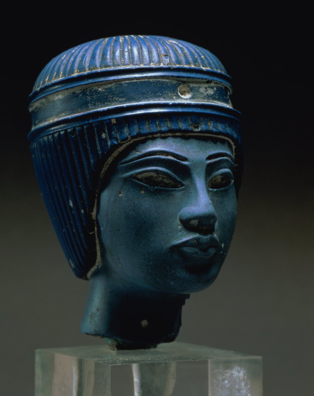 رأس ملكي مزيف ، كان يعتقد في الأصل أنه توت عنخ آمون (زجاج مضغوط) (انظر أيضًا 154086) بواسطة مصري
