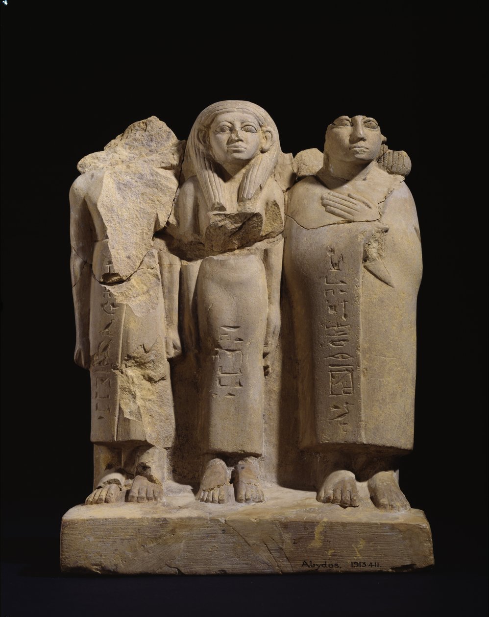 تمثال جماعي من 3 أشكال ، أواخر الأسرة الثانية عشرة - أوائل الأسرة الثالثة عشر ، c.1800-1700 قبل الميلاد (حجر رملي أصفر منحوت مع آثار طلاء أحمر وأسود) بواسطة مصري
