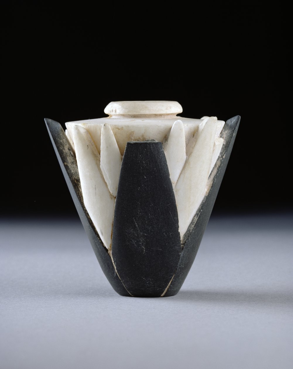 جرة اللوتس ، فترة الأسرات المبكرة (c.2950-c.2575) (ترافرتين ، أرجليت وجص) بواسطة مصري